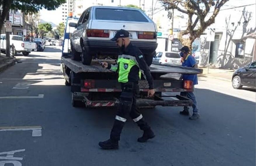 POÇOS DE CALDAS | Após bater em veículos, menor é contido por agentes de trânsito
