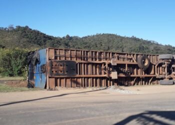 POÇOS DE CALDAS | Asfalto afunda e carroceria de carreta tomba na Zona Sul