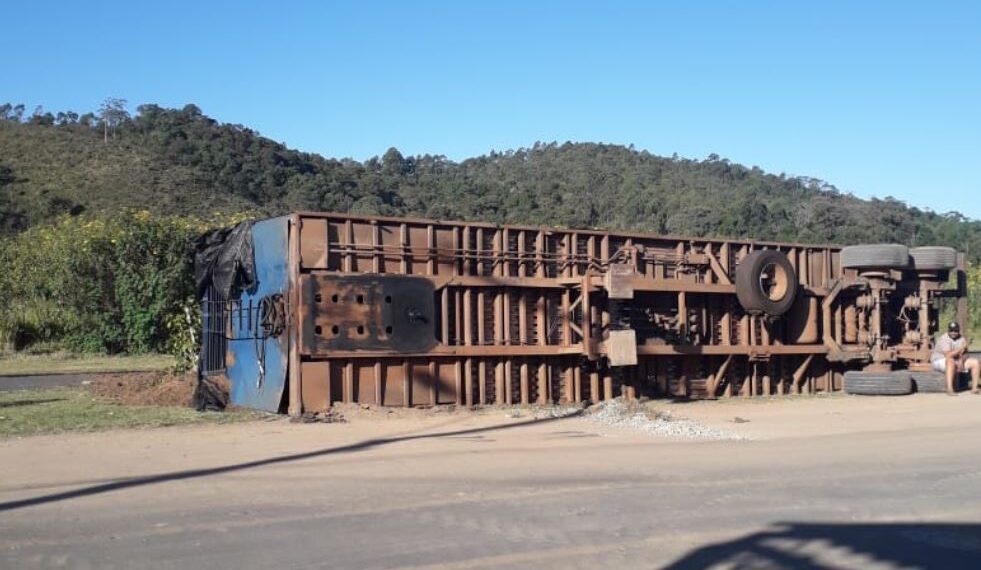 POÇOS DE CALDAS | Asfalto afunda e carroceria de carreta tomba na Zona Sul