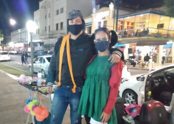 POÇOS DE CALDAS | Fantasiado de Chiquinha e Chaves, casal vende balas em semáforo e praça