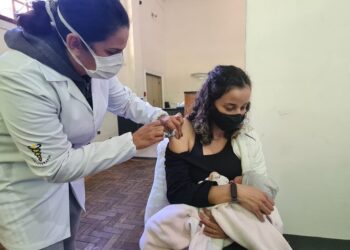 POÇOS DE CALDAS | Quase mil mulheres que amamentam já foram imunizadas na cidade