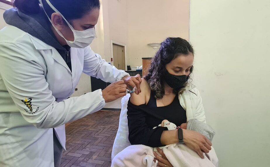 POÇOS DE CALDAS | Quase mil mulheres que amamentam já foram imunizadas na cidade