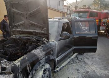 POÇOS DE CALDAS | Caminhonete pega fogo na Zona Leste
