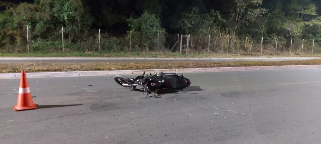 SAMU é acionado, mas motociclista faleceu no local (Foto: Onda Poços)