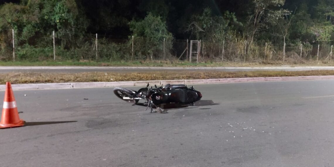 SAMU é acionado, mas motociclista faleceu no local (Foto: Onda Poços)