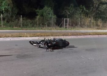 SAMU é acionado, mas motociclista faleceu no local (Foto: Onda Poços)