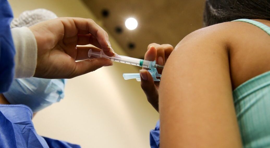 POÇOS DE CALDAS | Pessoas com 45 e 44 anos serão imunizadas até quarta-feira (14)