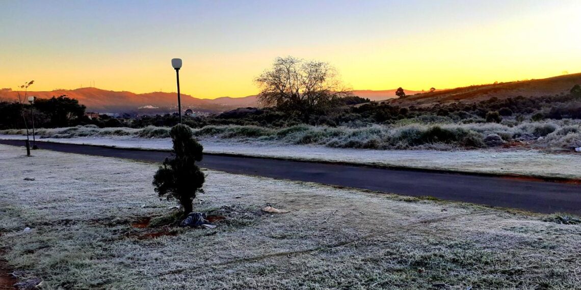 FRIO | Geada intensa pode atingir Poços e mais de 60 cidades de Minas nesta sexta; veja lista