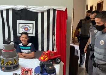 MOCOCA | Fã da Polícia Militar, garotinho ganha visita surpresa de policiais