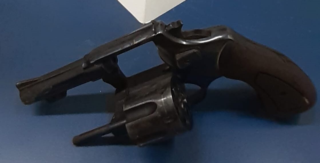 POÇOS DE CALDAS | Trio suspeito de roubo é preso e arma é apreendida