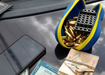 POÇOS DE CALDAS | PM apreende drogas e munições em carro na Zona Leste