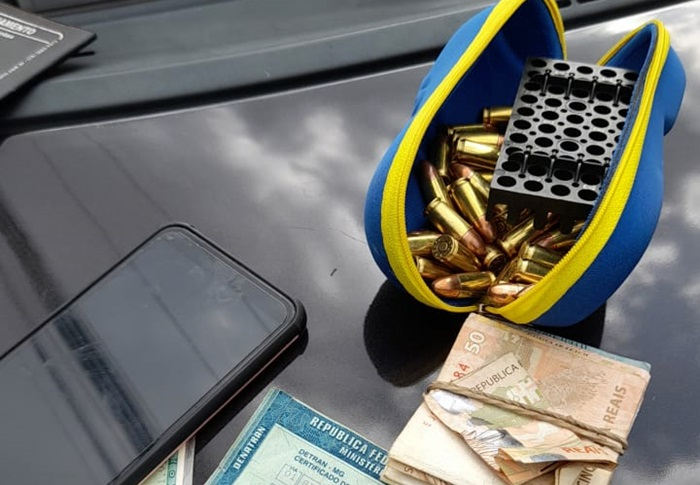 POÇOS DE CALDAS | PM apreende drogas e munições em carro na Zona Leste