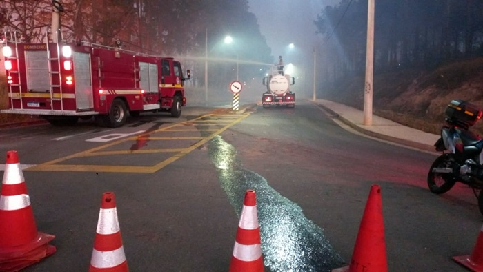 POÇOS DE CALDAS | Incêndio atinge área de vegetação e trânsito é bloqueado na Zona Oeste