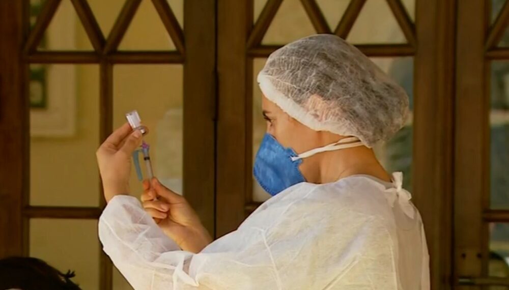 POÇOS DE CALDAS | Vacinação para pessoas com 46 anos acontece até às 17h deste sábado