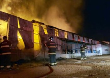 SÃO JOSÉ DO RIO PARDO | Incêndio de grandes proporções atinge galpão de fazenda