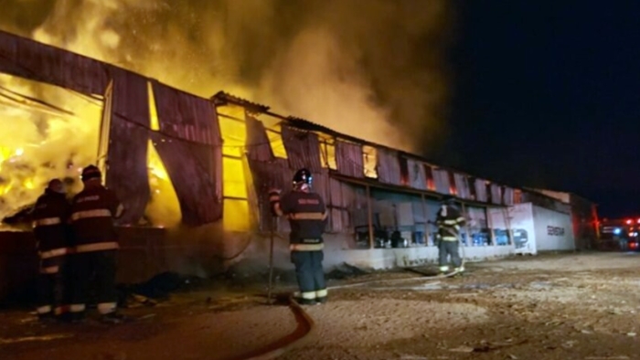 SÃO JOSÉ DO RIO PARDO | Incêndio de grandes proporções atinge galpão de fazenda