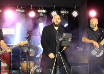 Onda Poços fez live com banda e DJ celebrando o dia do rock