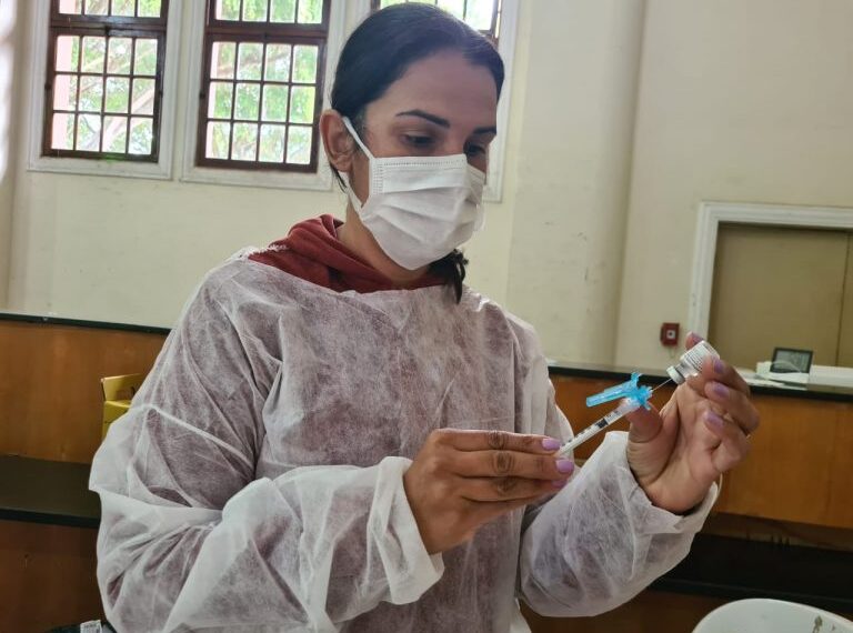 POÇOS DE CALDAS | Pessoas com 50 anos e profissionais do ensino superior com 30 serão vacinados