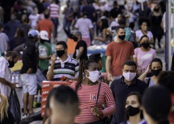 Brasil tem avanço na vacinação com 1 milhão de pessoas imunizadas por dia, aponta Fiocruz