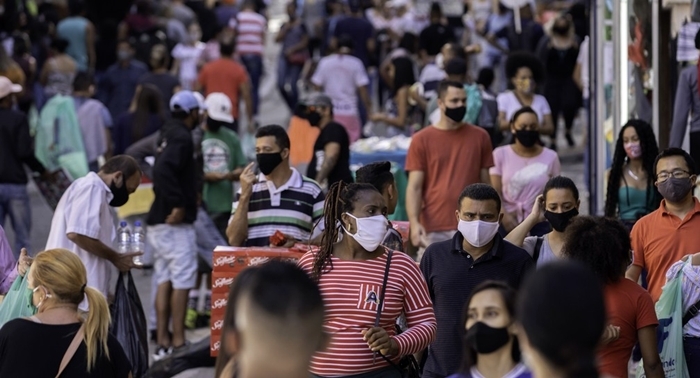 Brasil tem avanço na vacinação com 1 milhão de pessoas imunizadas por dia, aponta Fiocruz