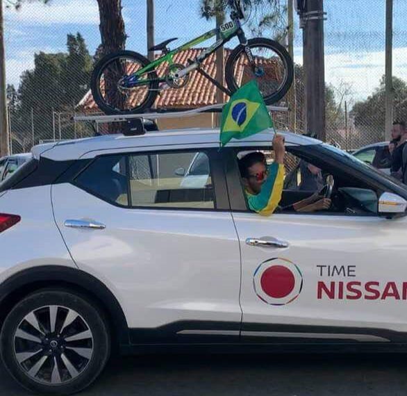 OLIMPÍADAS | Renato Rezende chega em Poços e faz carreata de agradecimento