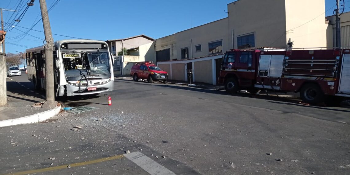 POÇOS DE CALDAS | 8 passageiros e motorista ficam feridos após ônibus bater em poste