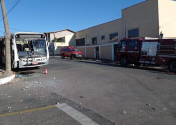 POÇOS DE CALDAS | 8 passageiros e motorista ficam feridos após ônibus bater em poste