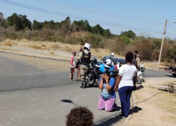 Família que teve veículo apreendido, transportava crianças em carretinha