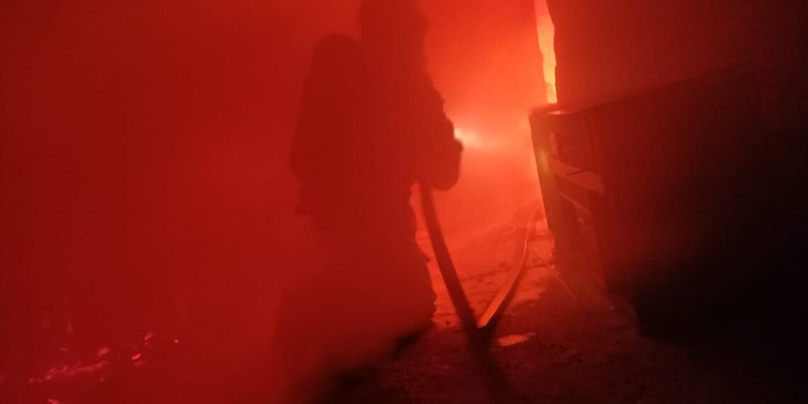 Homem é preso após atear fogo na própria casa