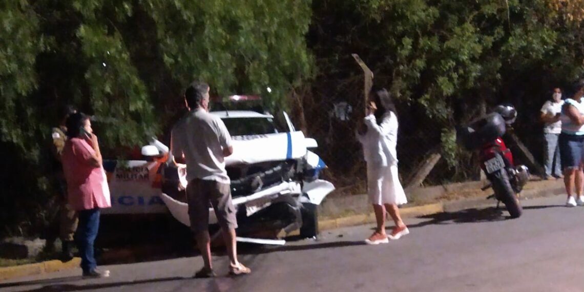 Viatura da PM e furgão se envolvem em acidente em Poços de Caldas