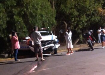 Viatura da PM e furgão se envolvem em acidente em Poços de Caldas