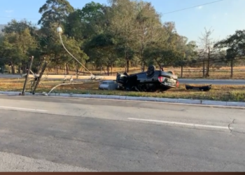 POÇOS DE CALDAS | Três pessoas ficam feridas após carro bater em poste e capotar
