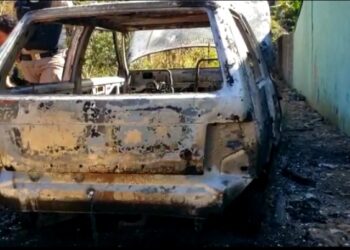 Carro furtado de dentro de garagem é encontrado carbonizado