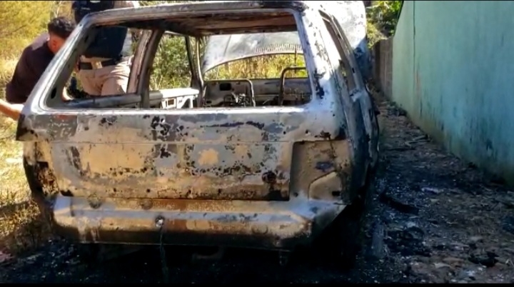 Carro furtado de dentro de garagem é encontrado carbonizado