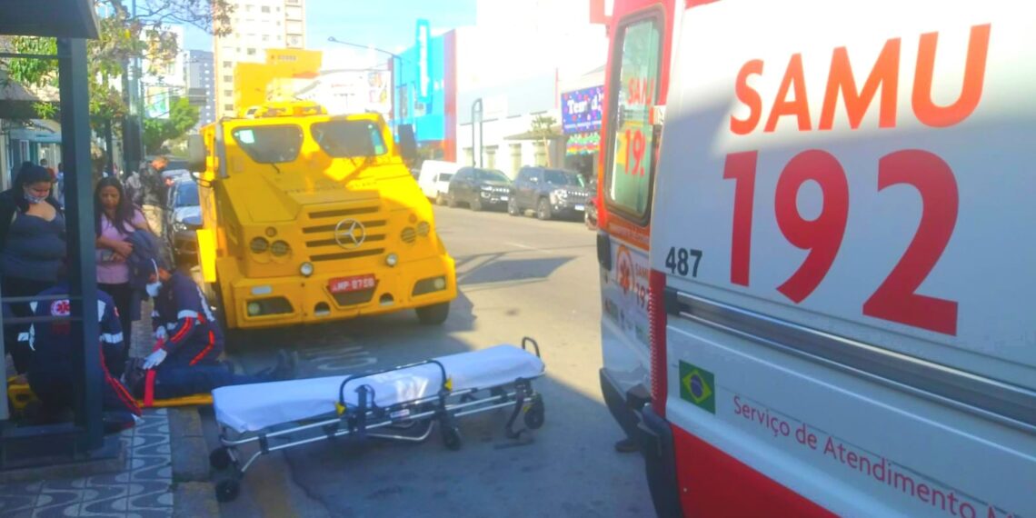 POÇOS DE CALDAS | Motociclista fica ferido após bater em carro-forte