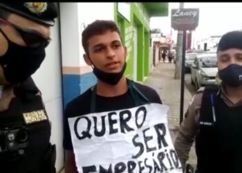 ANDRADAS | Com sonho de ser empresário, adolescente de 15 anos vende paçoca em semáforo