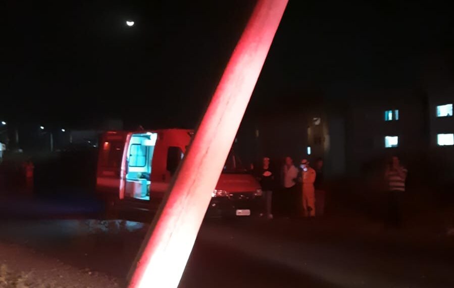 POÇOS DE CALDAS | Mulher fica ferida após bater carro em poste