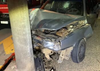 POÇOS DE CALDAS | Motorista com sinais de embriaguez colide em poste e discute com socorristas