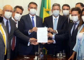 BRASIL | Bolsonaro entrega texto de programa que substitui o Bolsa Família