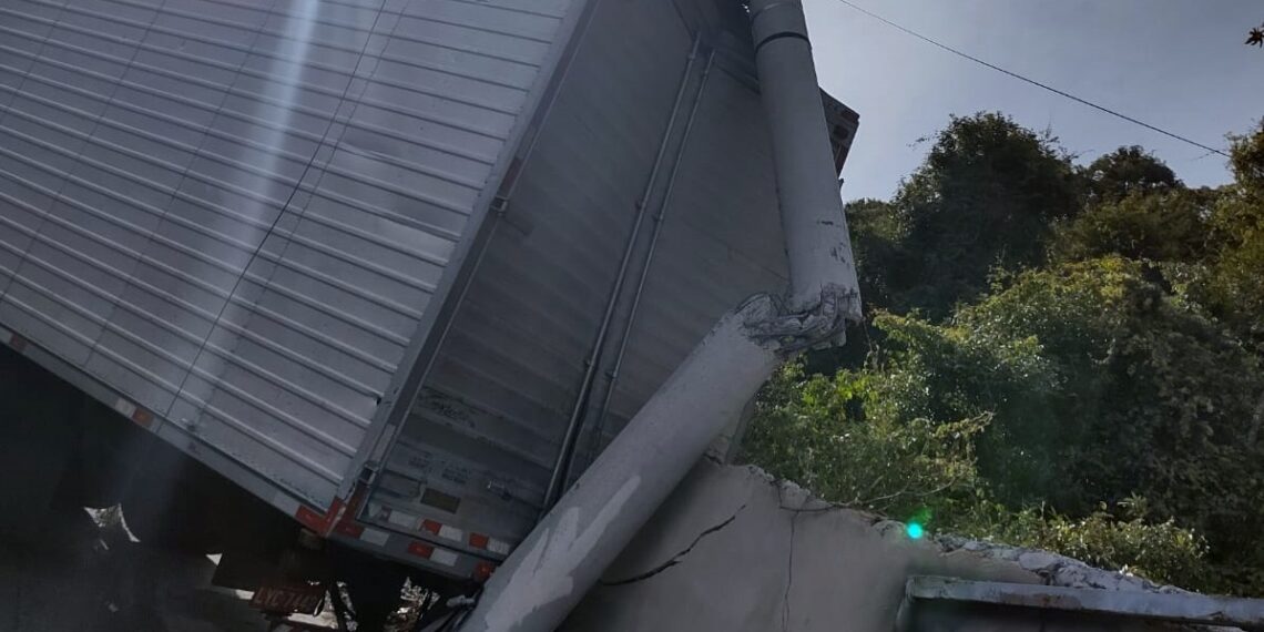 POÇOS DE CALDAS | Caminhão colide em poste e apaga semáforos no centro