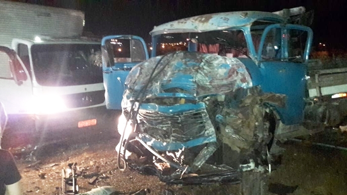 Caminhoneiro morre e três ficam feridos em grave acidente envolvendo quatro veículos