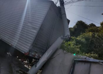 POÇOS DE CALDAS | Caminhão colide em poste e apaga semáforos no centro