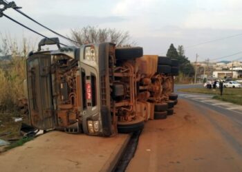 Carreta tomba ao fazer rotatória em rodovia e motorista fica ferido
