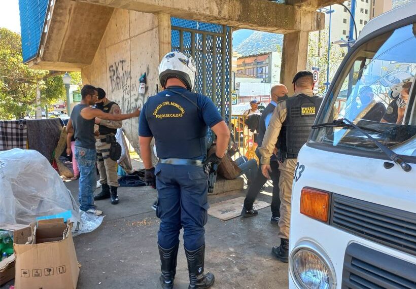 Operação para acolher pessoas em situação de rua é realizada em Poços