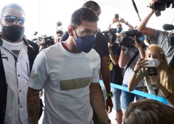 FUTEBOL | Messi chega a França para fechar com PSG