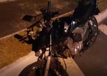 POÇOS DE CALDAS | Moto bate em traseira de carro e piloto foge do local do acidente