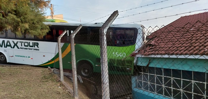 POÇOS DE CALDAS | Ônibus desgovernado atinge creche na Zona Sul