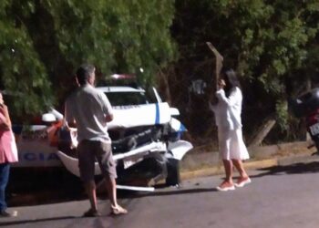 Motorista colide em viatura da PM e exame aponta possível presença de álcool