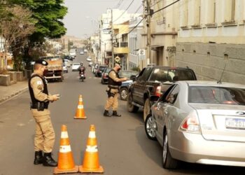 Polícia prende motoristas por embriaguez ao volante em Poços e região