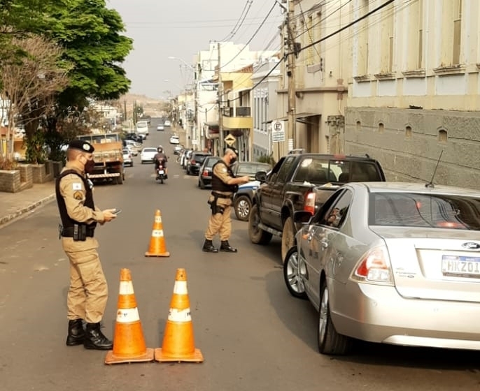 Polícia prende motoristas por embriaguez ao volante em Poços e região